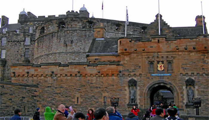 Private Full Day Tour of Edinburgh with Holyrood Palace and Edinburgh Castle