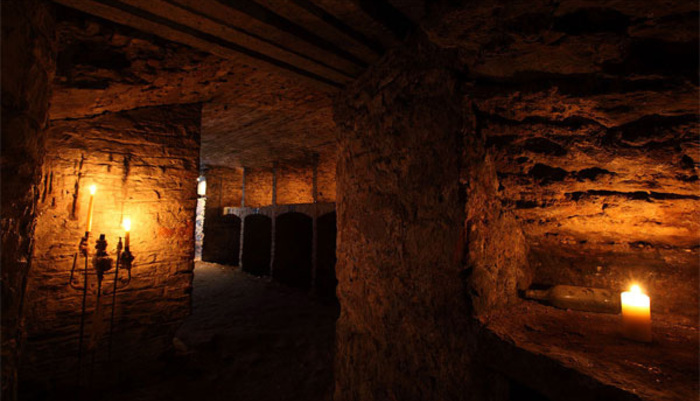 Underground Vaults and Graveyard Ghost Tour in Edinburgh