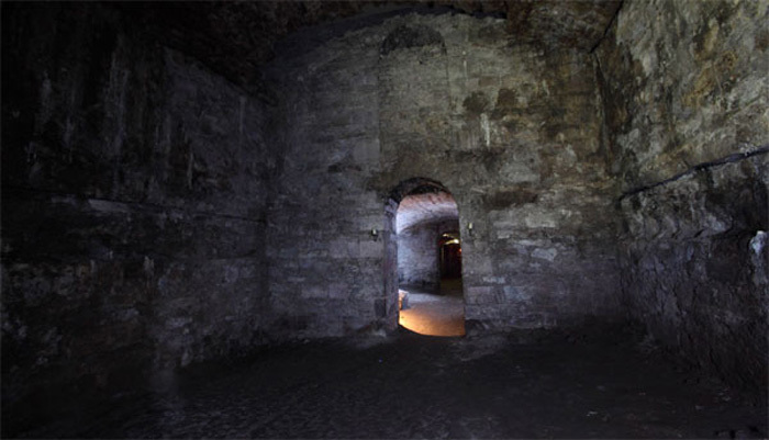 Descend and Discover Independent Visit of Edinburgh Vaults
