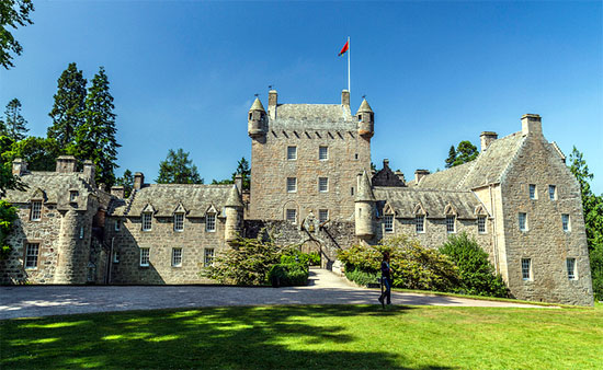 Cawdor Castle and Loch Ness Private Tour from Inverness